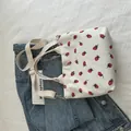 Sac bandoulière en velours côtelé avec imprimé fraise et bandoulière réglable - Blanc