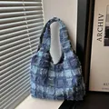 Grand sac cabas en denim patchwork matelassé avec bords effilochés et bandoulière - Plaid / Bleu