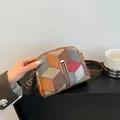 Bolso bandolera con diseño de rombos multicolor y hebilla de cierre metálica - Rojo