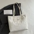 Bolso tote beige con diseño de ondas, detalles dorados y correas de hombro - Blanco