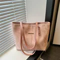 Bolso tote rosa claro con diseño ondulado, textura de mármol y detalle metálico de piel sintética - Rosa