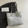 Bolso tote plateado con diseño de ondas, detalles dorados y asas finas - Plateado