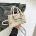 Petit sac carré blanc crème texturé avec patchwork vintage et double poignées élégantes - Blanc
