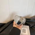 Zilveren hartvormige kettingtas met modetekst en een metallic schouderband van metaal - Zilver