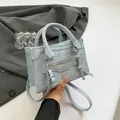 Mini sac bandoulière bleu clair texturé avec zip argenté et décoration à pampilles - Bleu