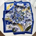 Detailansicht des Seidenschals mit hochwertiger Satinstruktur und feinen Blumenmustern - Blau