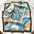 Detail eines Seidenschals mit Blumenprint, elegantem Vintage-Muster und olivgrünem Rand - Grün