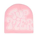 Detailansicht der pinkfarbenen Y2K-Strickmütze mit weißem TOP TIER Jacquard-Schriftzug - Hellrosa mit weißem Buchstaben