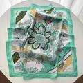 Detailansicht eines floralen Seidenschals in Minzgrün mit eleganten französischen Mustern - Cyan