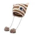 Makroaufnahme der gestreiften Strickmütze mit Katzenohren, Stern-Patch und Bommeln - Einheitsgröße / Beige Und Braun Gestreift (MZZ686-4)