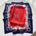 Vintage-Seidenschal mit Kettendruck in Rot und Blau auf weißem Sockel präsentiert - Blau