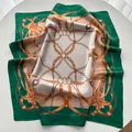 Eleganter Vintage Seidenschal mit Reitsportmotiv, grüner Bordüre und goldenen Ketten - Grün