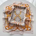 Seidenschal in Beige und Orange mit klassischem Ketten- und Gürtelmuster im Reiterstil - Weiß
