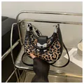 Details der Hobo-Tasche mit Leopardenmuster, Metallschleife und rundem Tragegriff - Schwarz