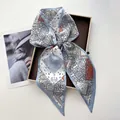 Eleganter Twilly-Seidenschal mit Paisleymuster in Blau und Orange auf einem Tablett - Hellblaues Paisley-Patchwork-Stil (款1)