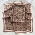 Carré en soie marron pour femme avec motifs paisley élégants et finition satinée douce - Kaki