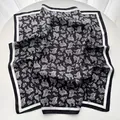 Élégant foulard carré en soie noir et blanc avec motif Paisley et larges bordures blanches - Noir