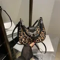 Borsa hobo leopardata con fiocco argentato e tracolla nera per donna elegante - Nero