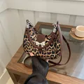 Borsa hobo con stampa leopardata, finiture in pelle marrone e fiocco argento - Marrone