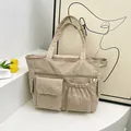 Bolso tote de pana beige con bolsillos delanteros y diseño minimalista para mujer - Caqui
