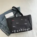 Zwarte vintage denim draagtas met grote modieuze typografie en afkortingen van dagen - Zwart