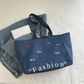 Grote donkerblauwe denim shopper met dagnamen-print en Fashion-tekstontwerp - Blauw