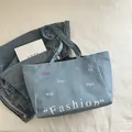 Lichtblauwe denim shopper met vintage modeprint en veel ruimte voor dagelijks gebruik - Lichtblauw