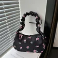 Bolso de lona floral con asa fruncida y estampado de lazo rosa para mujer - Negro