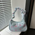 Bolso de hombro de lona azul claro con rosas rosas y diseño de asa plisada - Azul