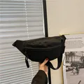 Bolso bandolera negro de nailon minimalista con correa ajustable y tirador trenzado - Negro