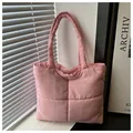 Detalle del bolso tote de nylon acolchado rosa con textura suave y costuras cuadradas - Rosa