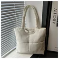Detalle de la textura acolchada y las asas resistentes del bolso tote de nailon blanco - Blanco