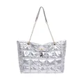 Bolso tote plateado acolchado con cadena dorada y un delicado colgante de ciervo - Plateado