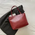 Bolso tote grande minimalista en color burdeos oscuro con asas largas para hombro - Rojo