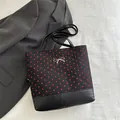 Bolso tote negro con estampado de corazones rojos y lazo plateado para mujer - Corazón Negro