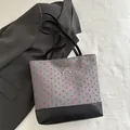 Bolso tote de lona gris con corazones rojos y lazo plateado para otoño e invierno - Corazón Gris