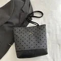 Bolso tote de lona gris con lunares negros, bordados de lazo y cierre metálico dorado - Gris Lunares Lazo
