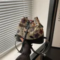 Secchiello vintage etnico in tela jacquard beige con finiture in pelle e coulisse - Nero