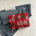 Pochette de Noël rouge à motifs sapins sur jean pour un rangement festif élégant - Noël arbre