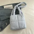 Bolso tote acolchado azul claro con correa acolchada sobre fondo blanco estético - Azul