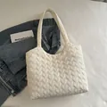 Weiße gesteppte Puffer-Tasche mit Herzmuster aus weichem Stoff und langen Schultergurten - Weiß