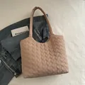 Rosafarbene gesteppte Shopper-Tasche mit Herzmuster und minimalistischen Trägern - Khaki