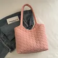 Rosafarbene gesteppte Puffer-Umhängetasche mit Herzmuster aus weichem Nylon und Magnetverschluss - Rosa