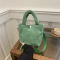 Borsa a secchiello verde in velluto a coste con fibbia tonda e tracolla - Verde
