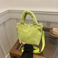 Borsa a secchiello in velluto a coste verde neon con tracolla gialla e tessuto operato - Verde Kiwi