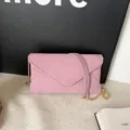 Borsa a tracolla a busta rosa opaco con patta a V e catena metallica dorata elegante - Rosa