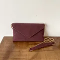 Borsa a tracolla bordeaux in scamosciato con catena dorata e spallina larga elegante - Marrone
