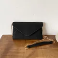 Borsa a tracolla a busta nera in camoscio opaco con catena dorata e spallina - Nero