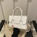 Minimalistische witte draagtas van kunstleer met dubbele handvatten en riem - Wit
