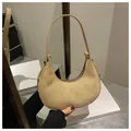 Detalle de bolso hobo beige con acabado mate y cierre de cremallera metálica lisa - Caqui